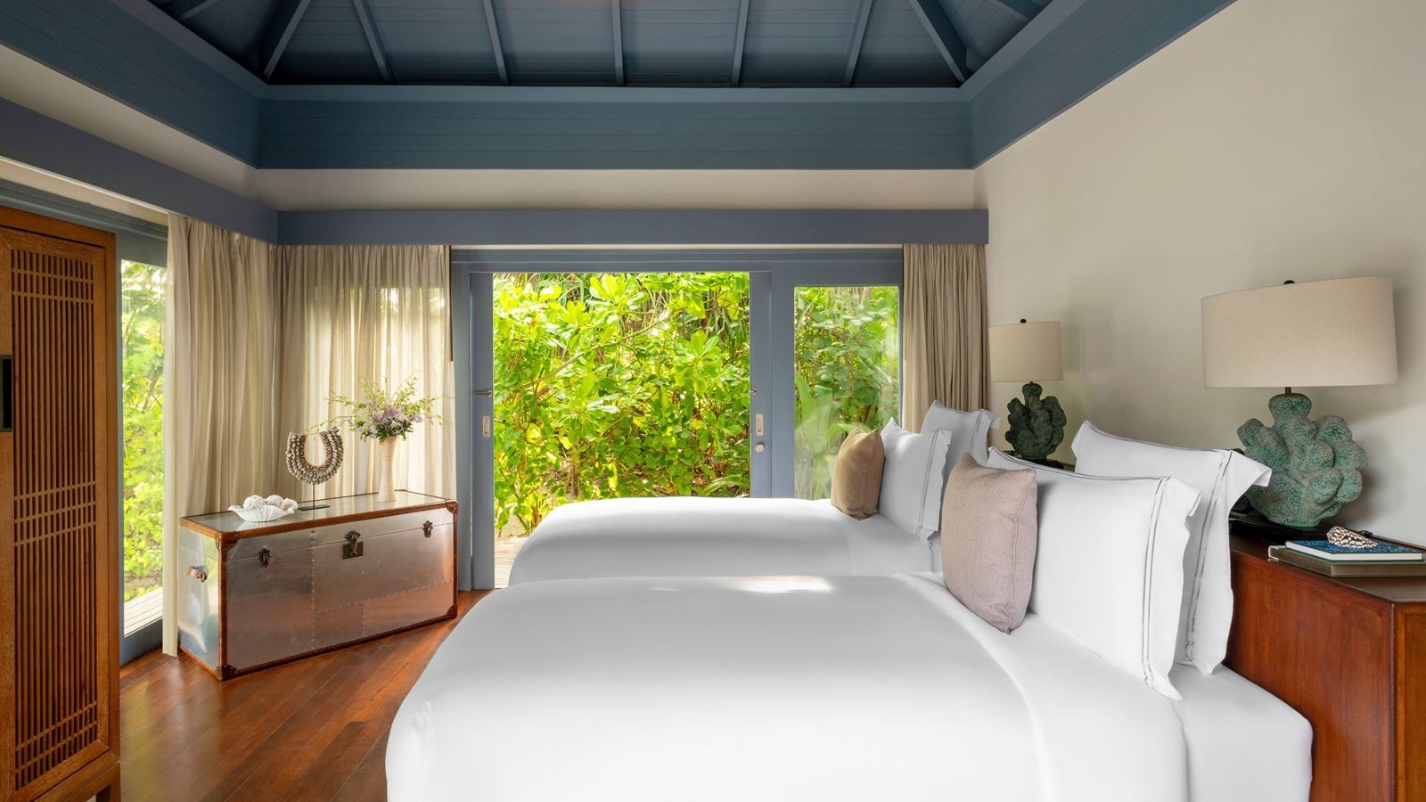 rooms-family-oceanfront-beach-pool-villa--2br