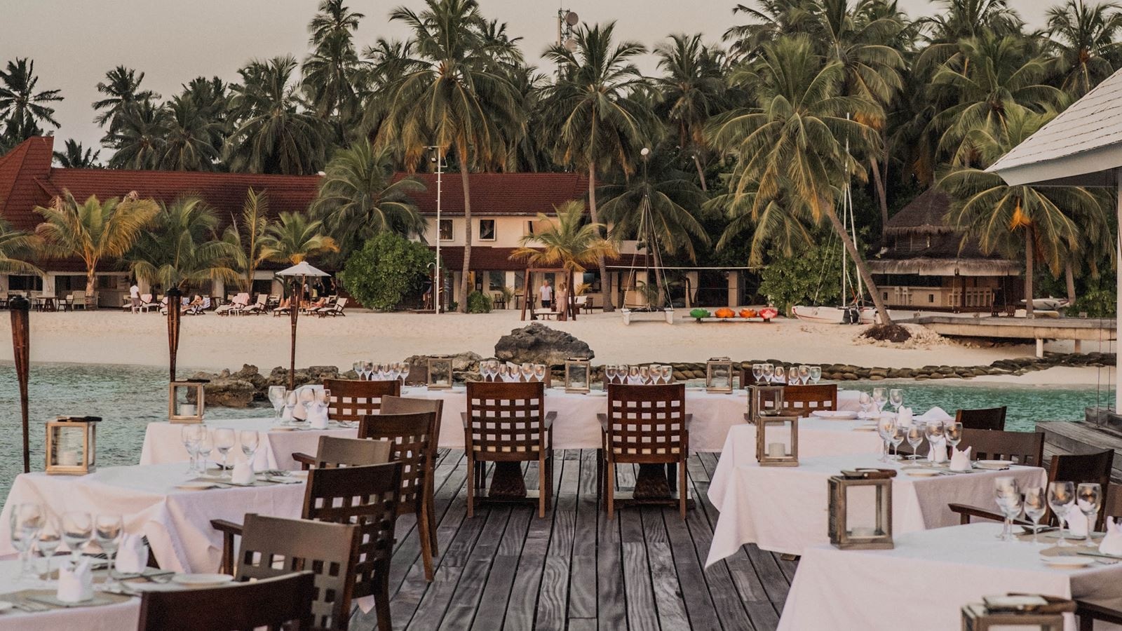 restaurants-aqua-over-water-restaurant