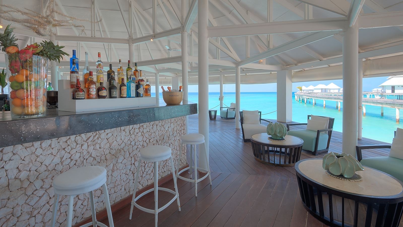 restaurants-maakana-main-bar