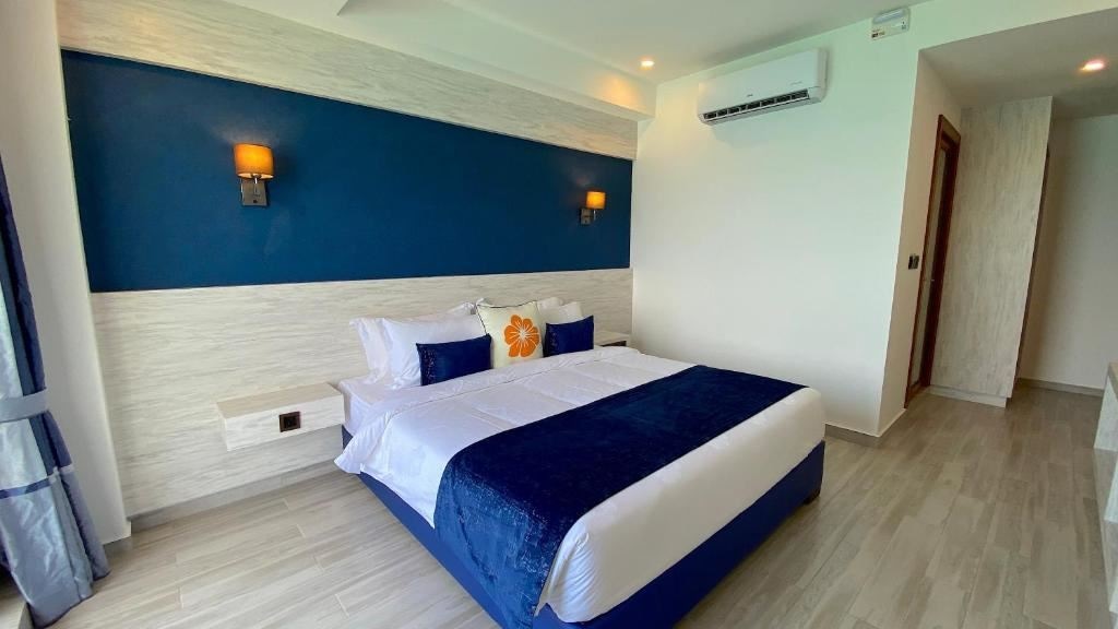 rooms-deluxe-double-room-city-view-with-balcony