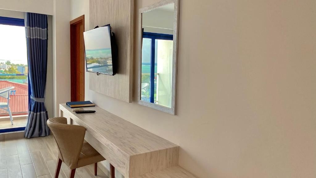 rooms-deluxe-double-room-city-view-with-balcony