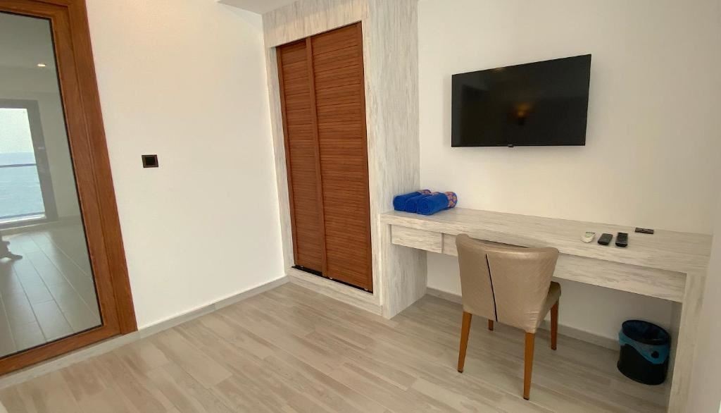 rooms-deluxe-family-room-city-view-with-balcony