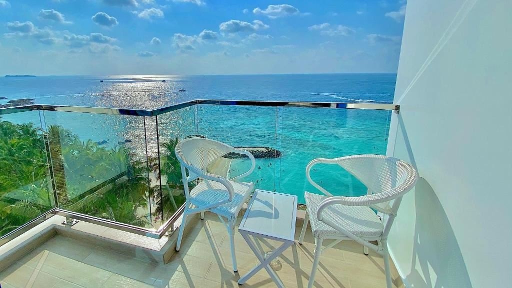 rooms-deluxe-family-room-seaview-view-with-balcony
