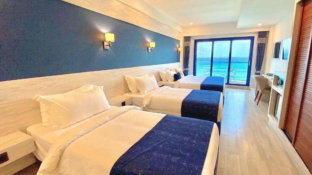 rooms-quadraple-room-sea-view-with-balcony