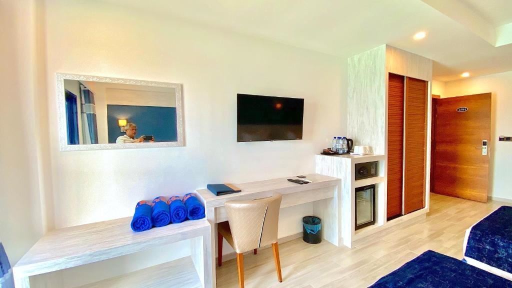 rooms-quadraple-room-sea-view-with-balcony