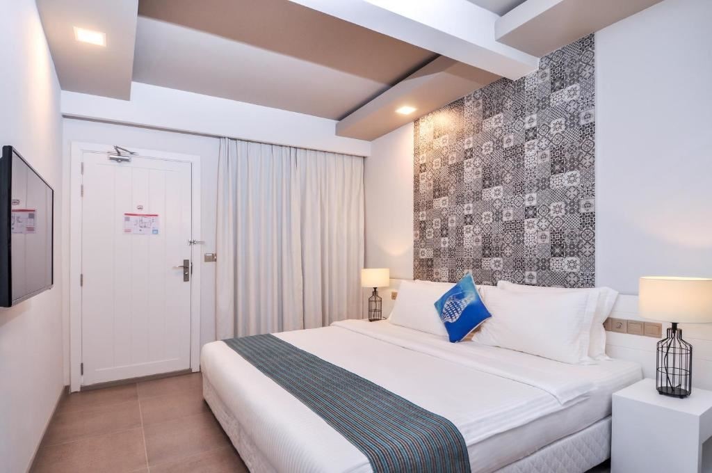 rooms-premier-city-view-with-balcony