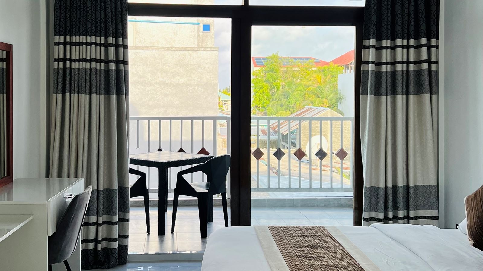 rooms-deluxe-island-view-with-balcony