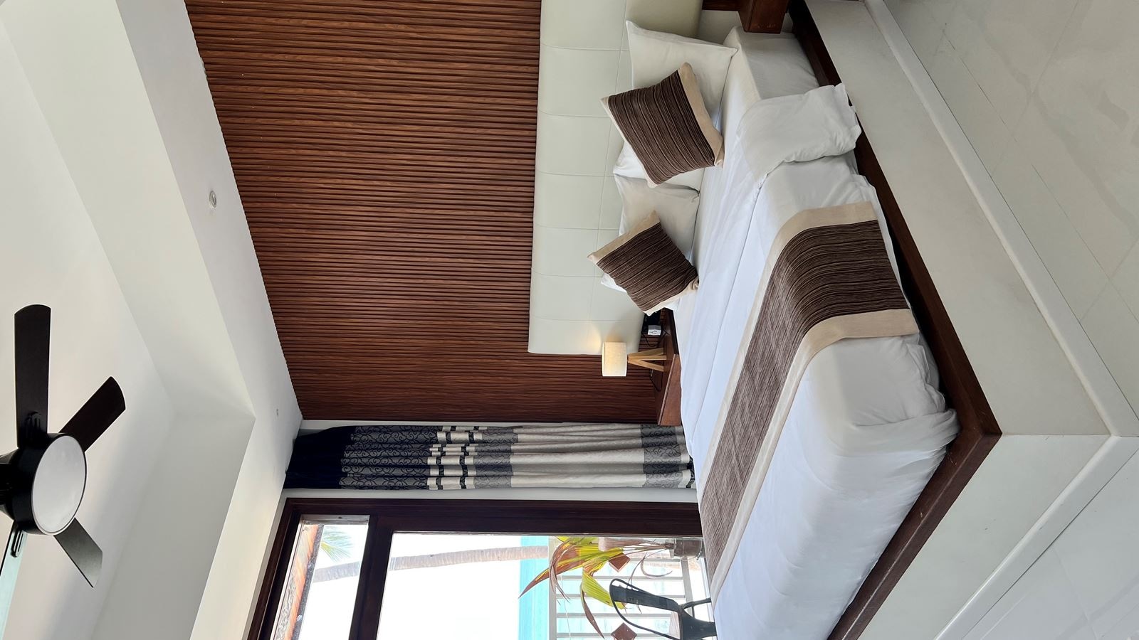 rooms-deluxe-seaview-with-balcony