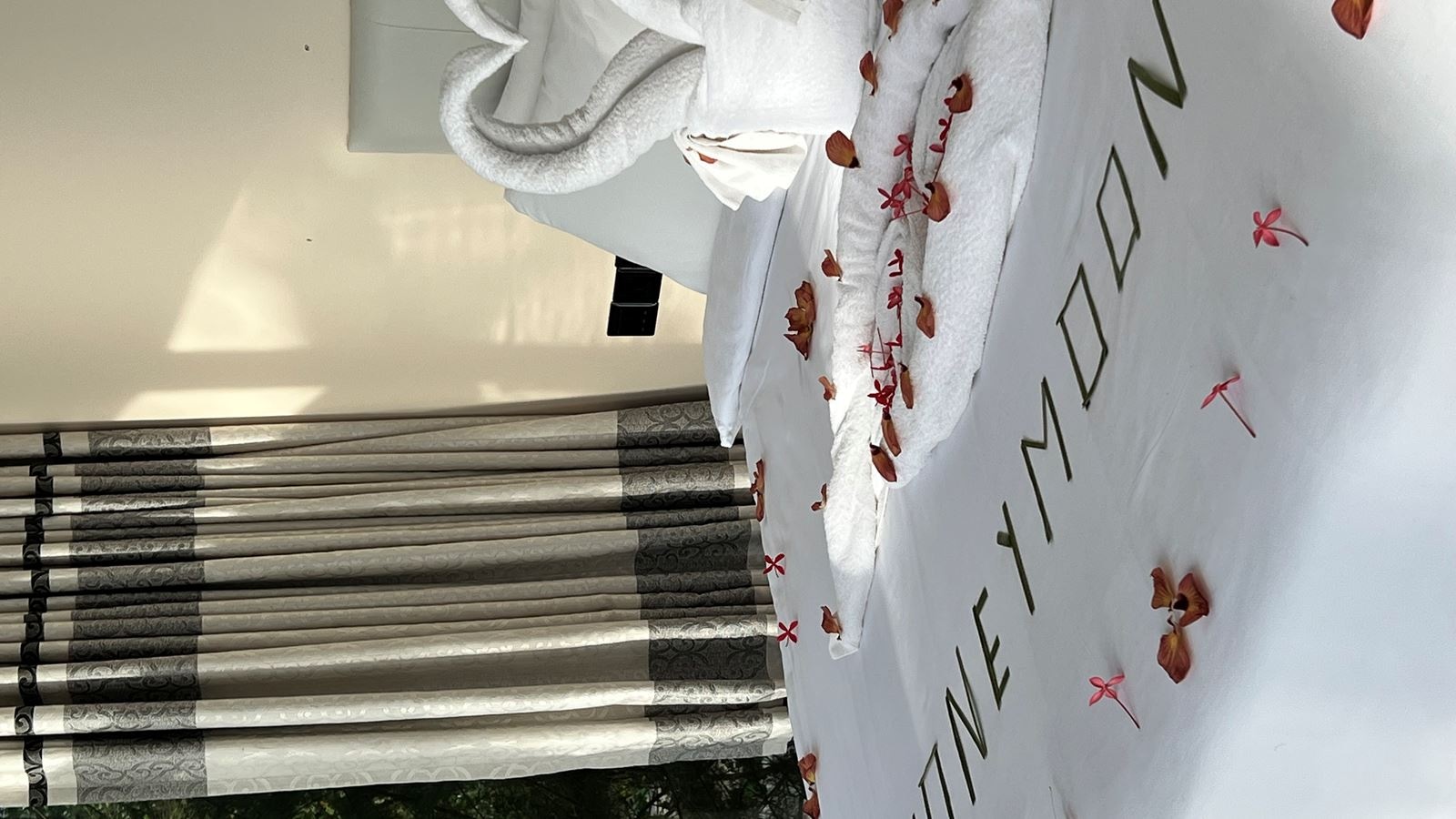 rooms-deluxe-seaview-with-balcony