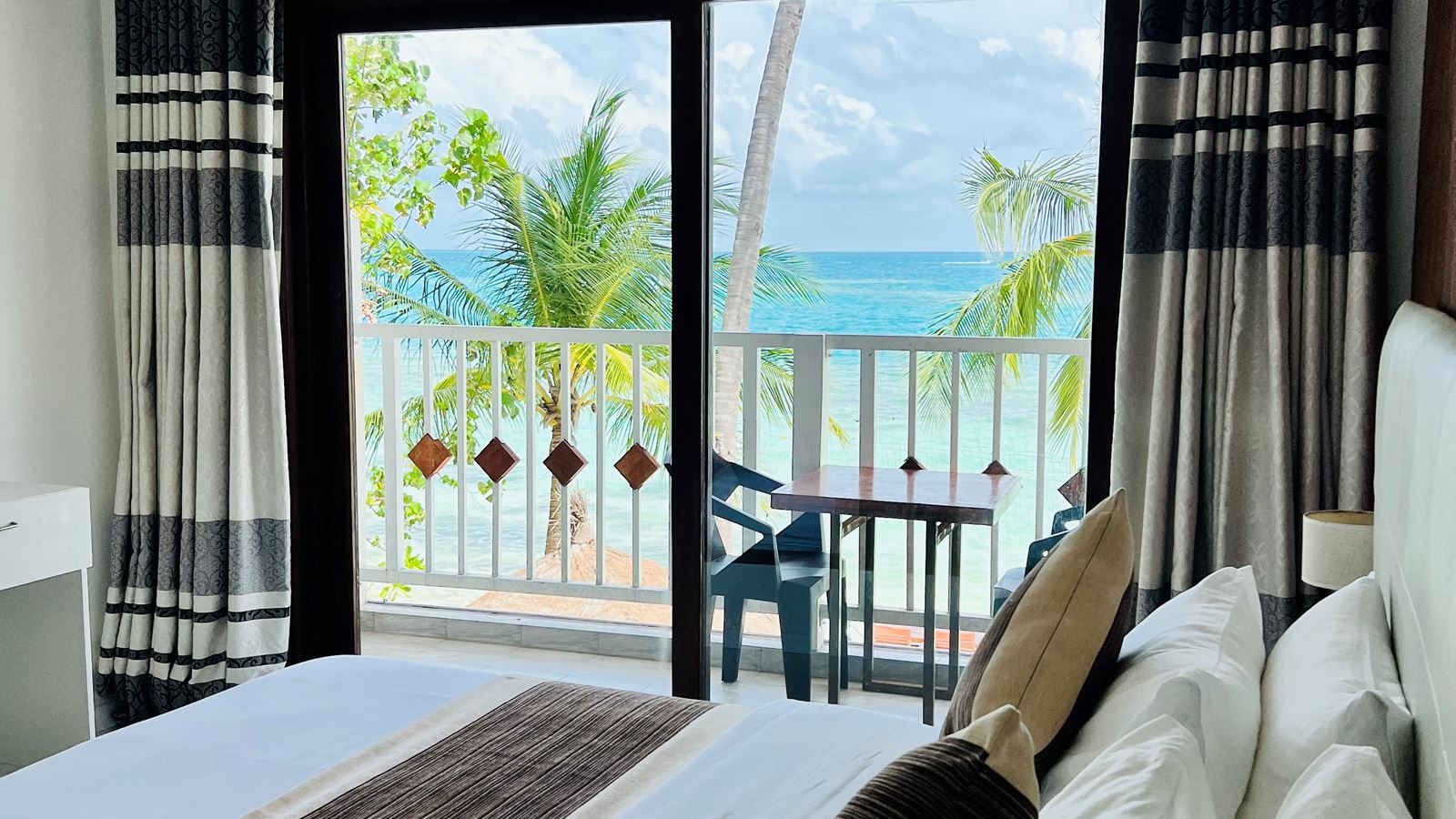 rooms-deluxe-seaview-with-balcony