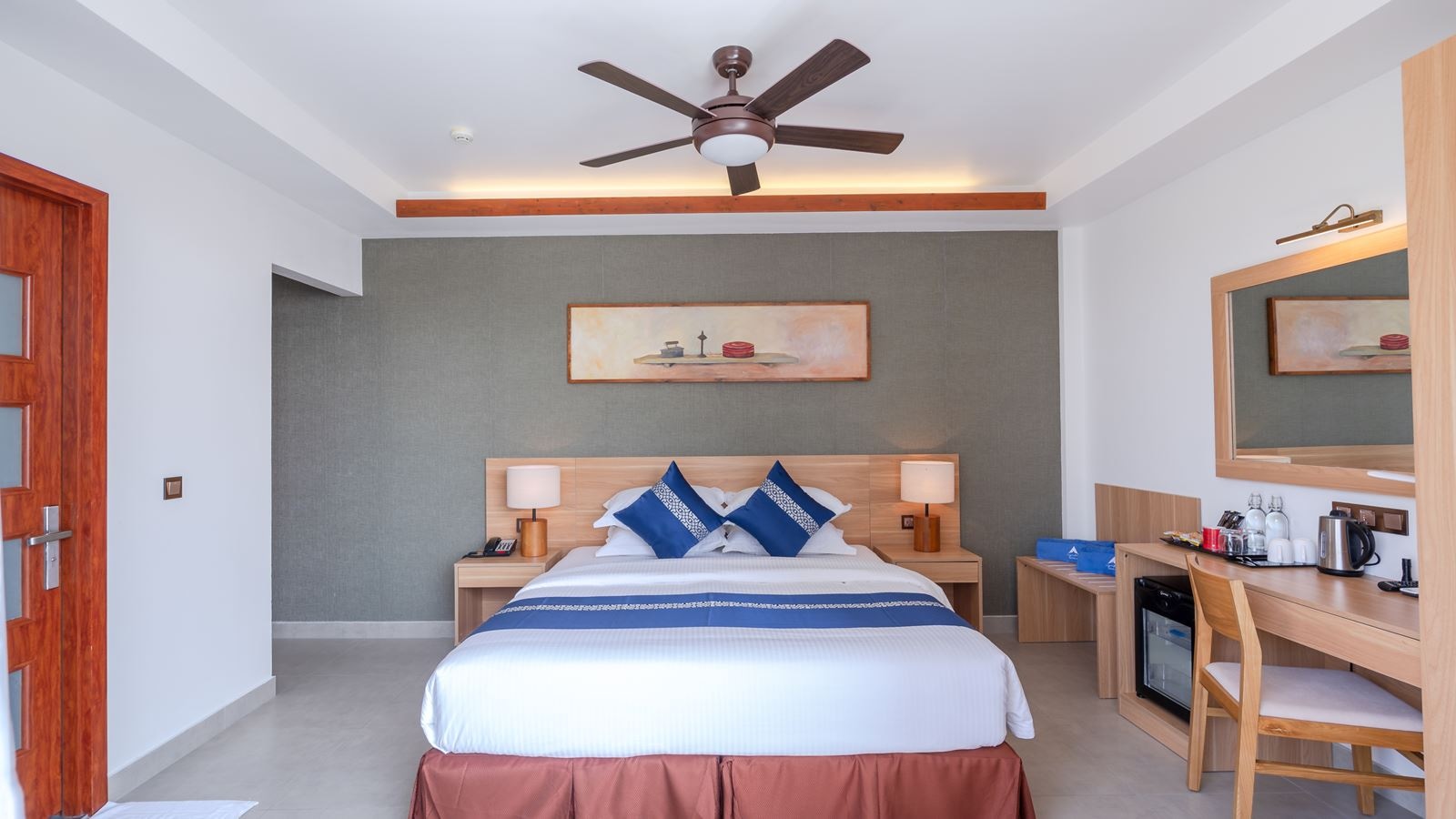 rooms-deluxe-room-island-view-with-balcony