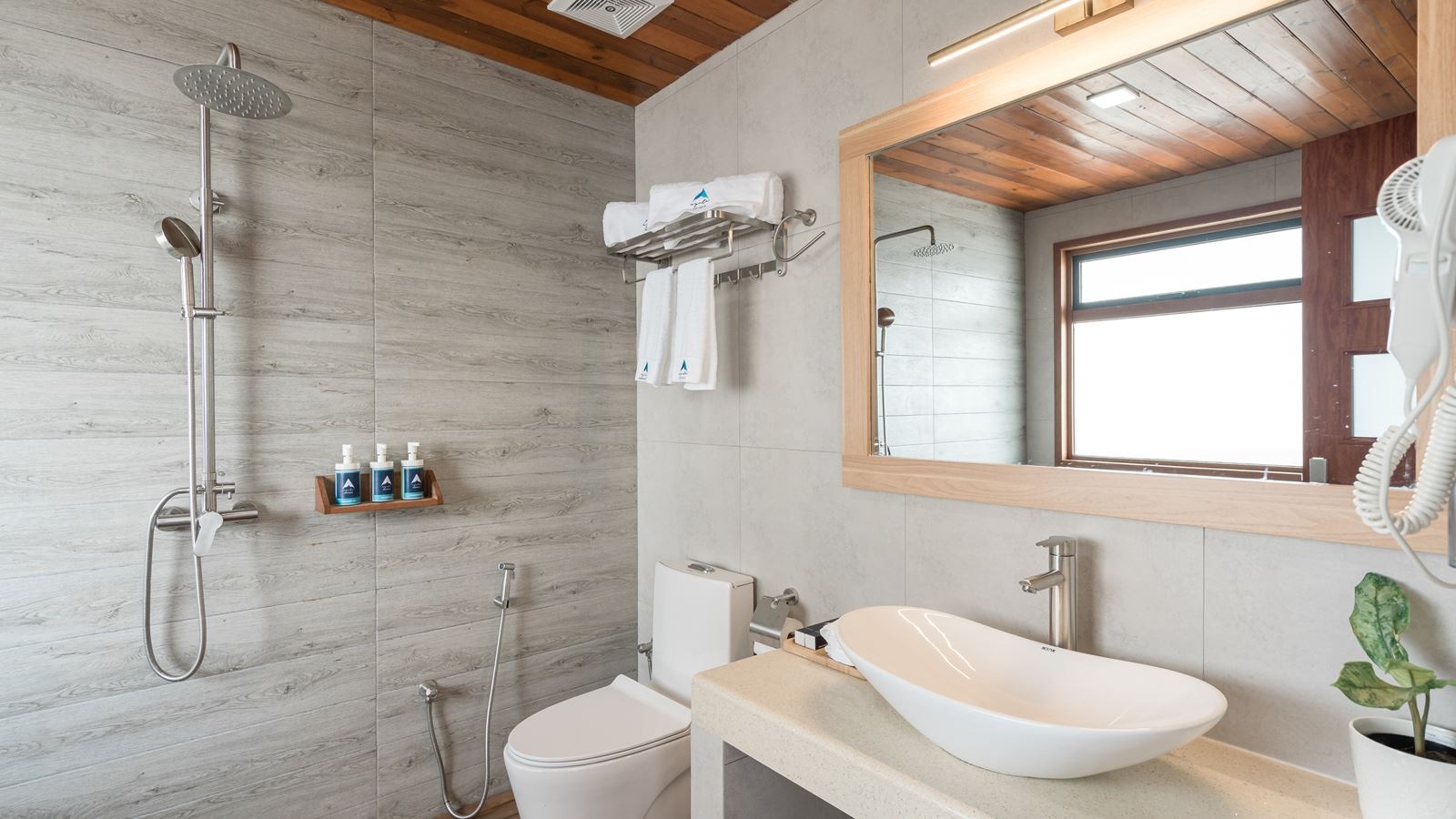 rooms-super-deluxe-room-seaview-with-balcony