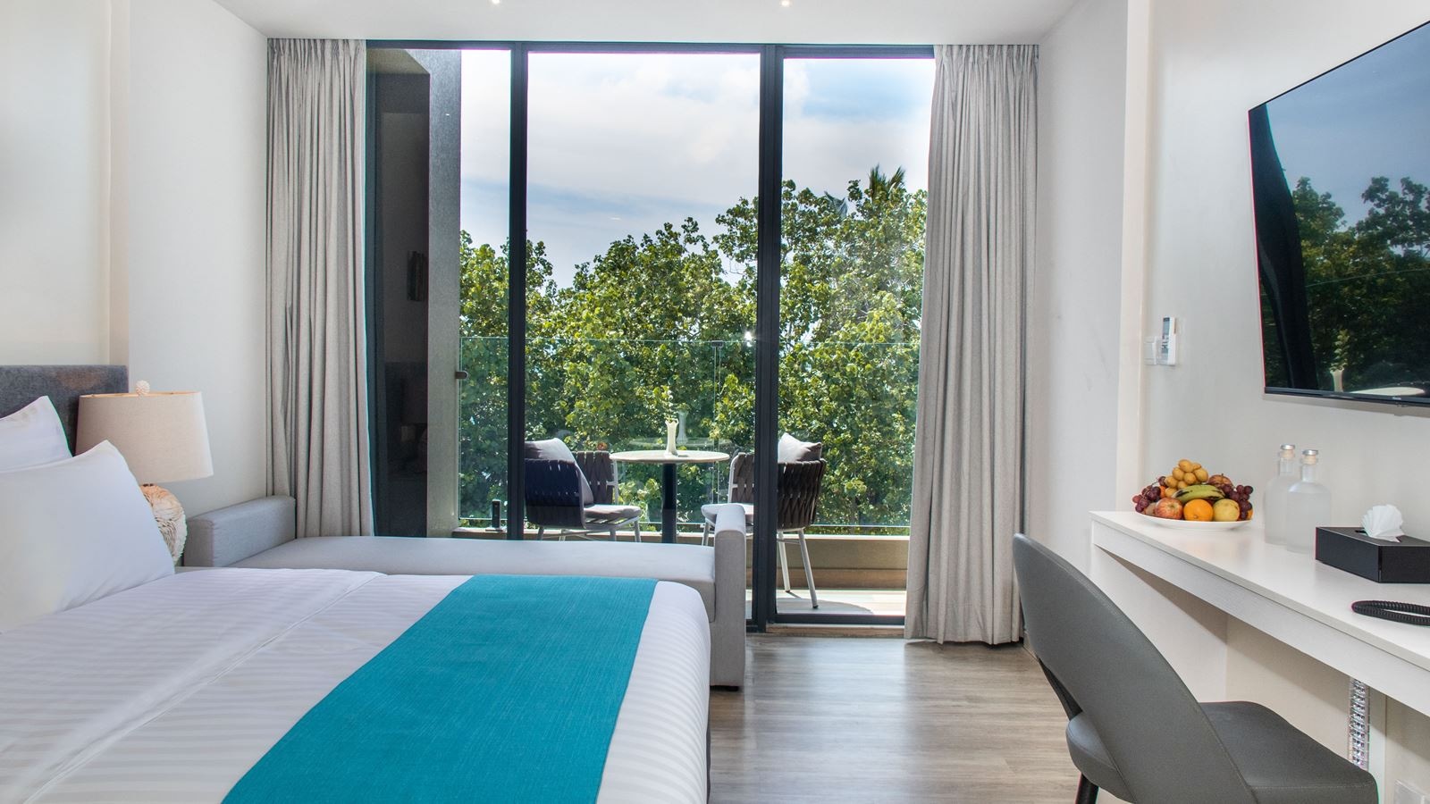 rooms-sky-deluxe-room-with-balcony