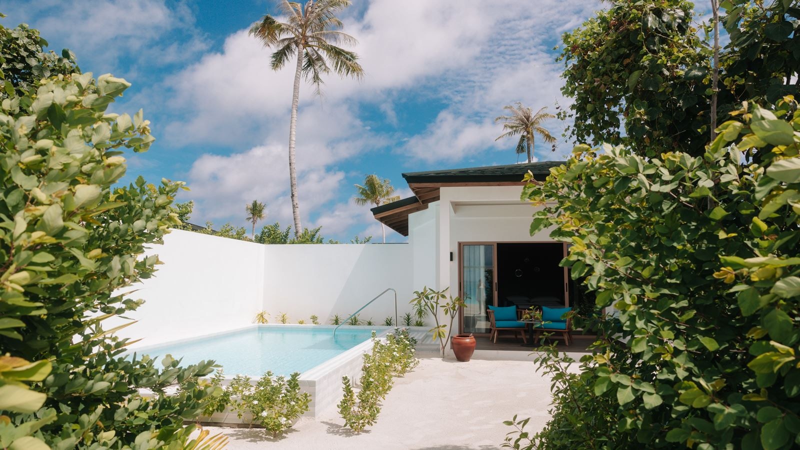 rooms-beach-suite-pool