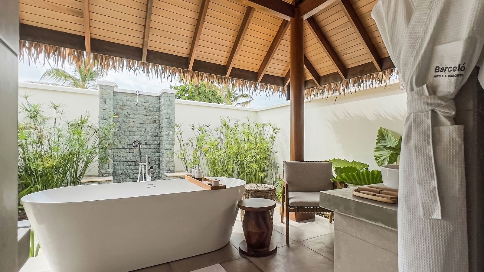 rooms-beach-suite-sunset-with-pool