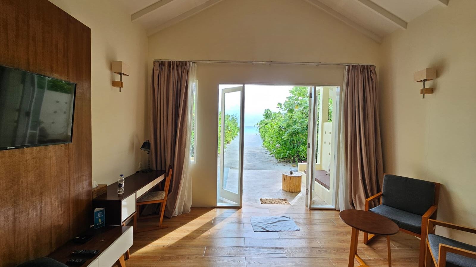 rooms-deluxe-beach-bungalow