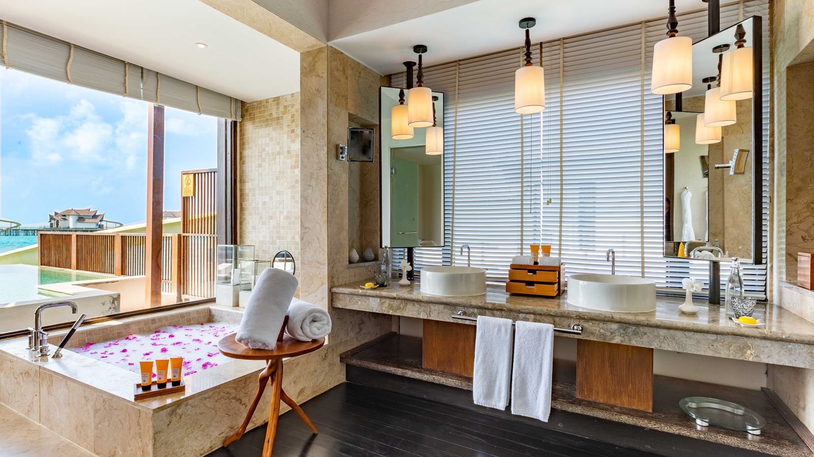 rooms-ocean-pool-suite-with-slide