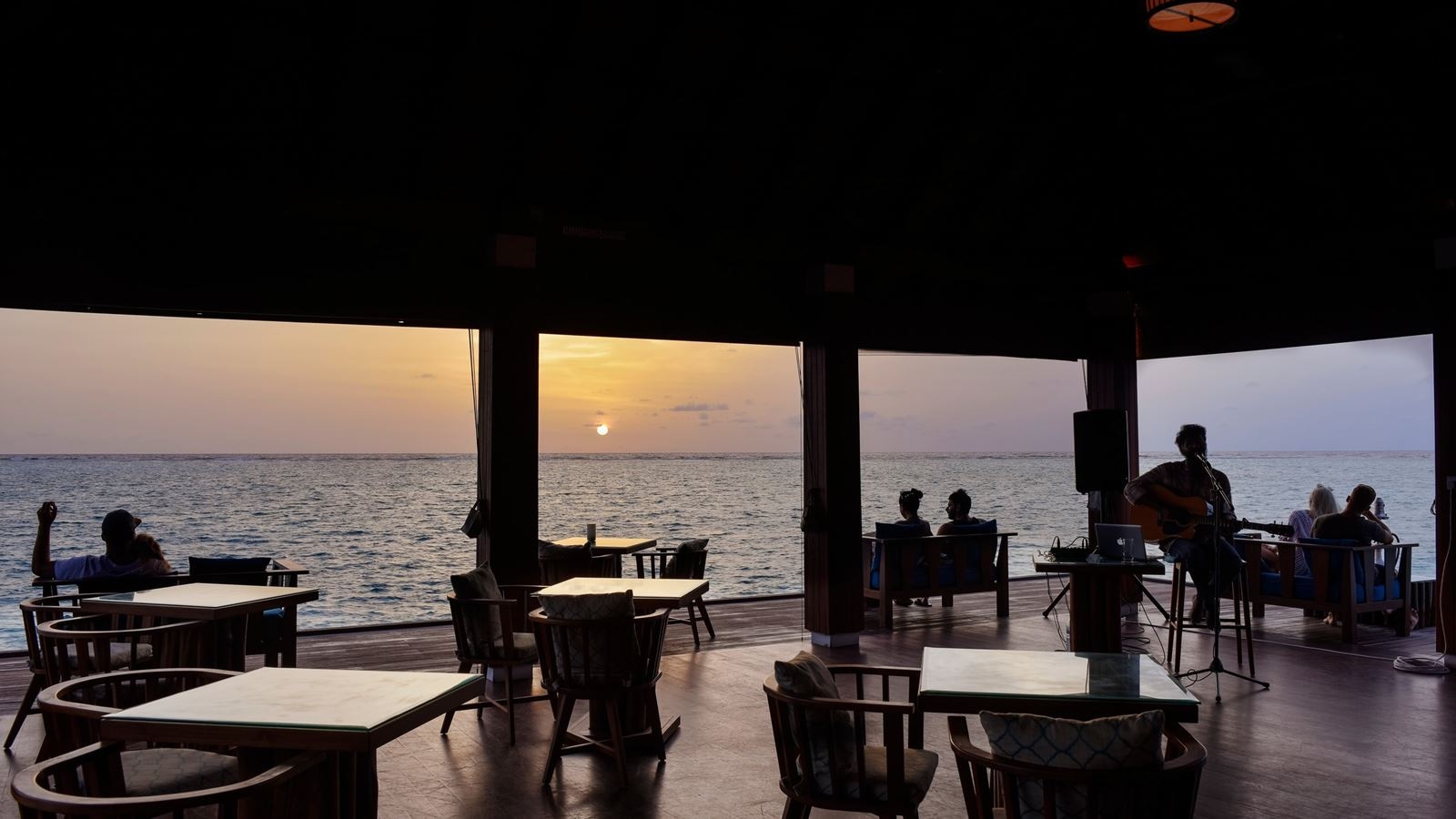 restaurants-avi-overwater-bar--restaurant