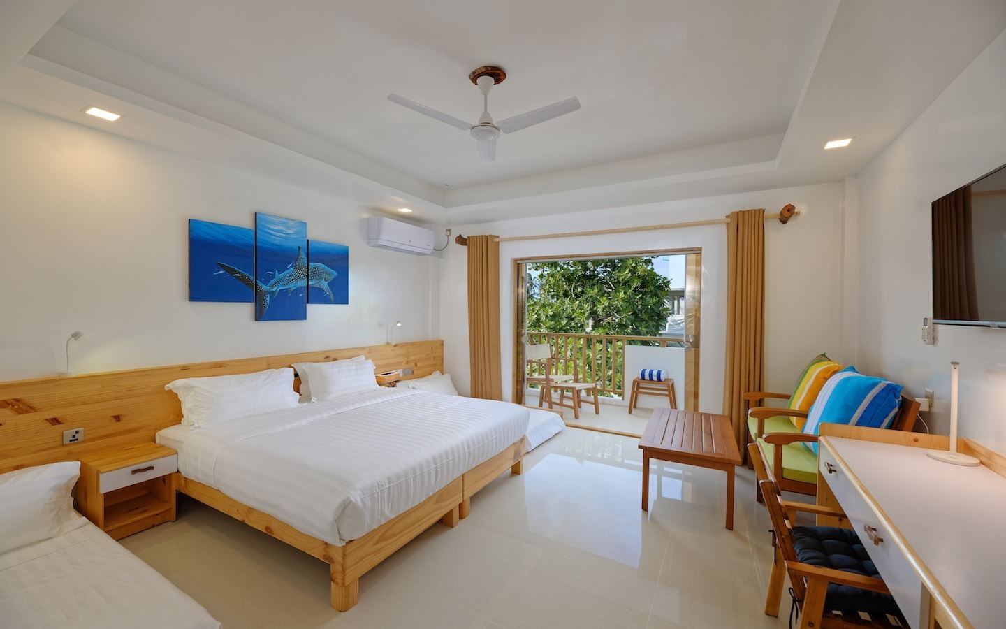 rooms-family-island-view