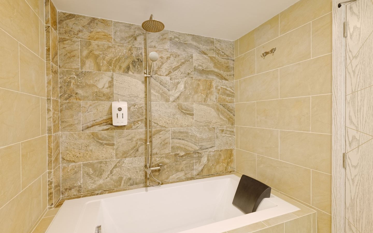 rooms-family-island-view