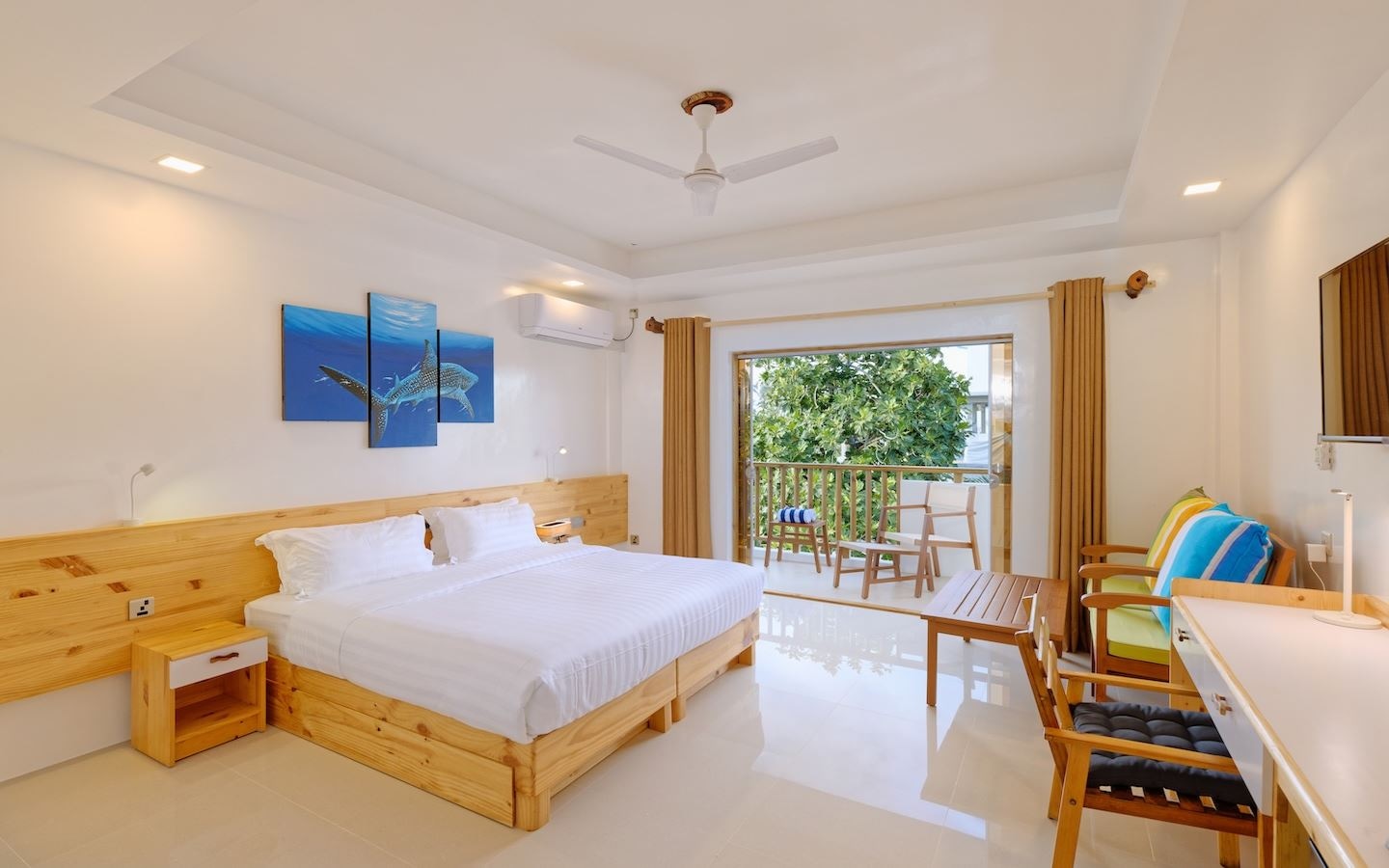 rooms-family-island-view