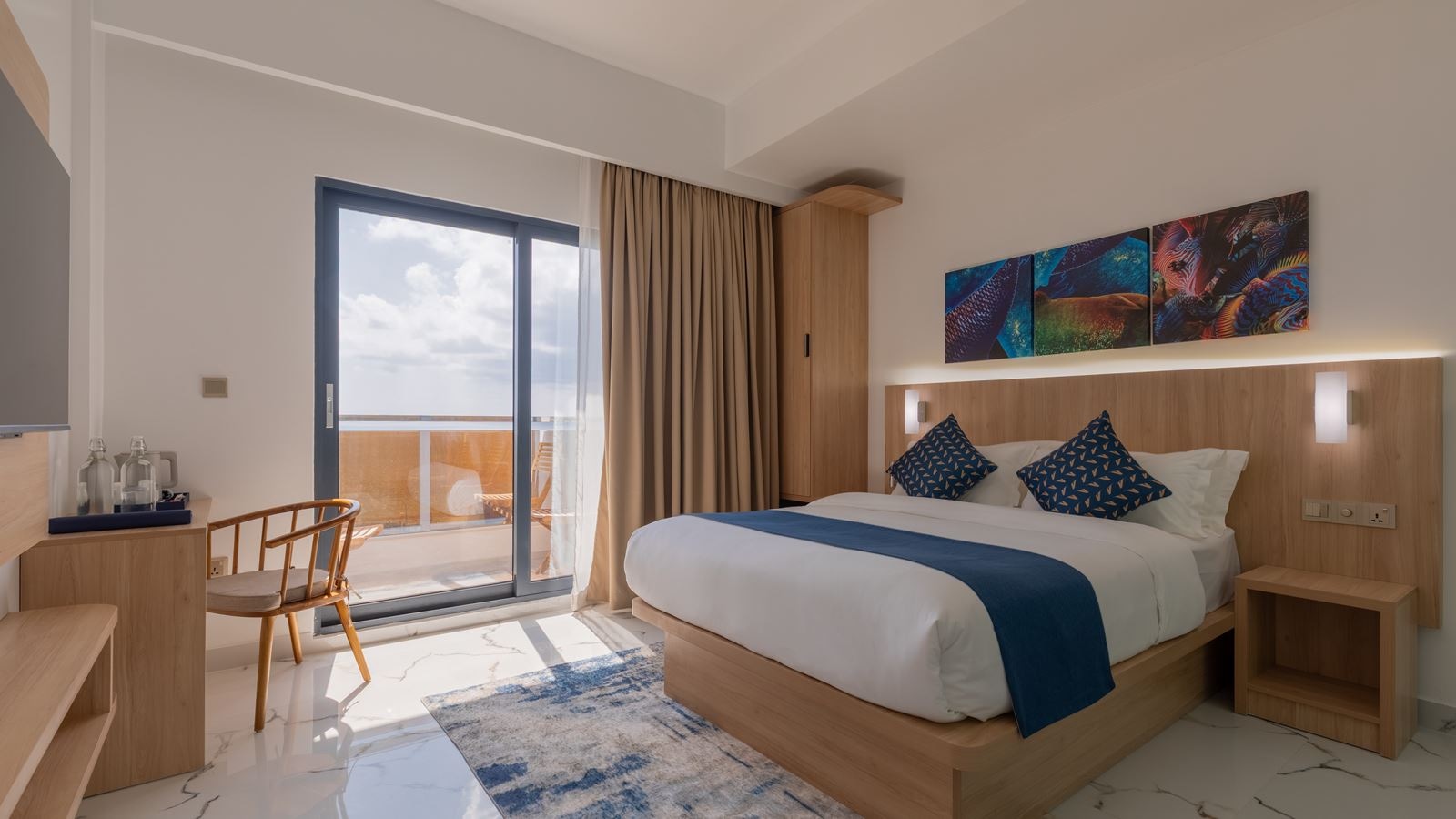rooms-deluxe-seaview-with-mini-balcony