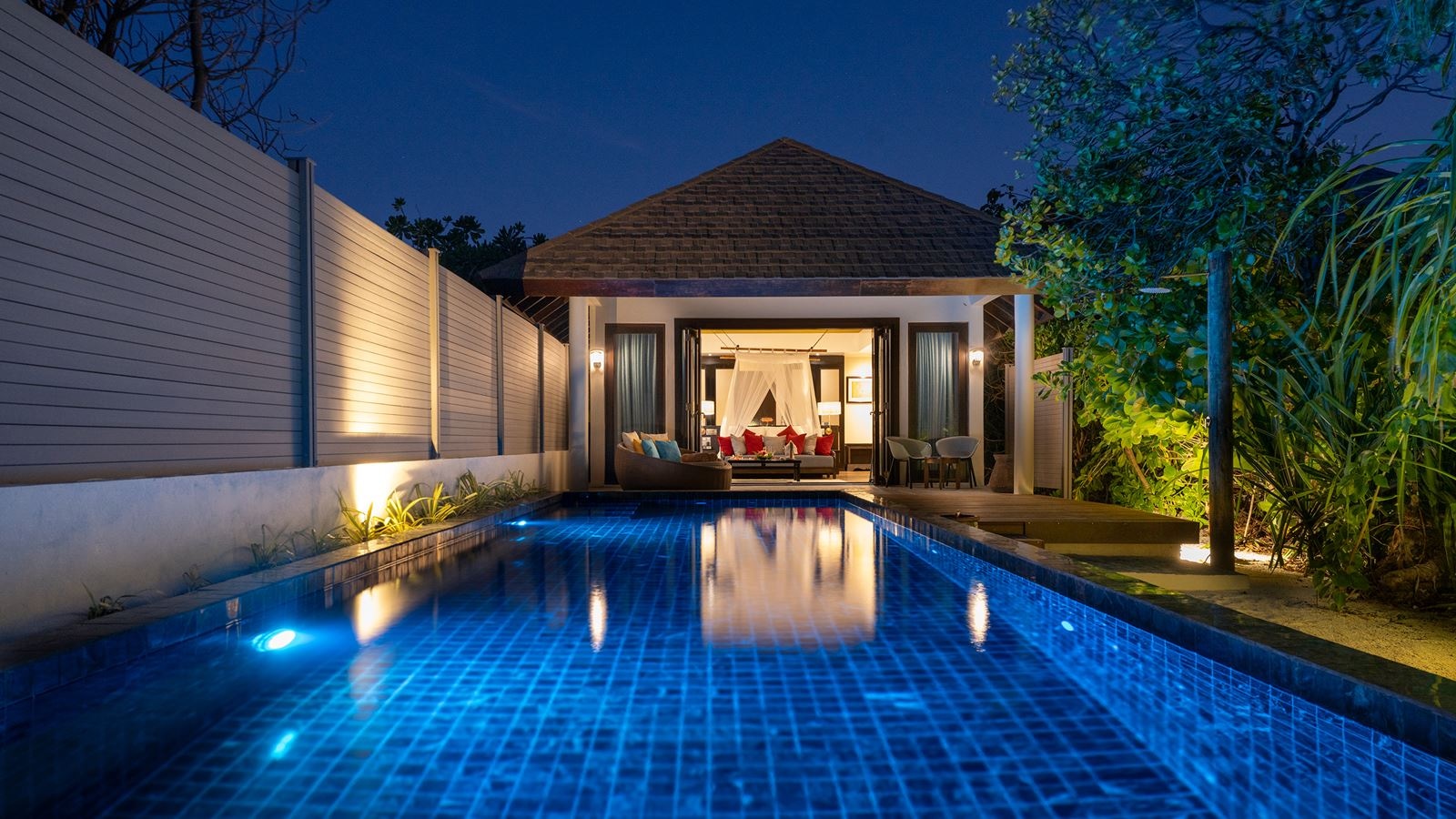 rooms-kanifushi-beach-villa-with-pool