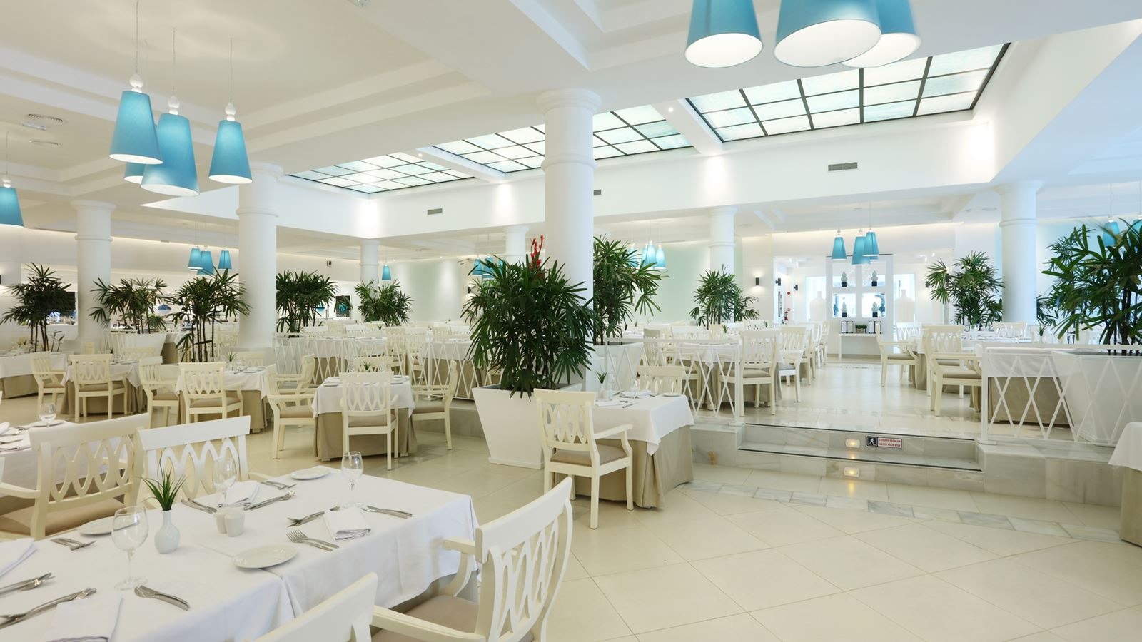 restaurants-main-buffet-larimar