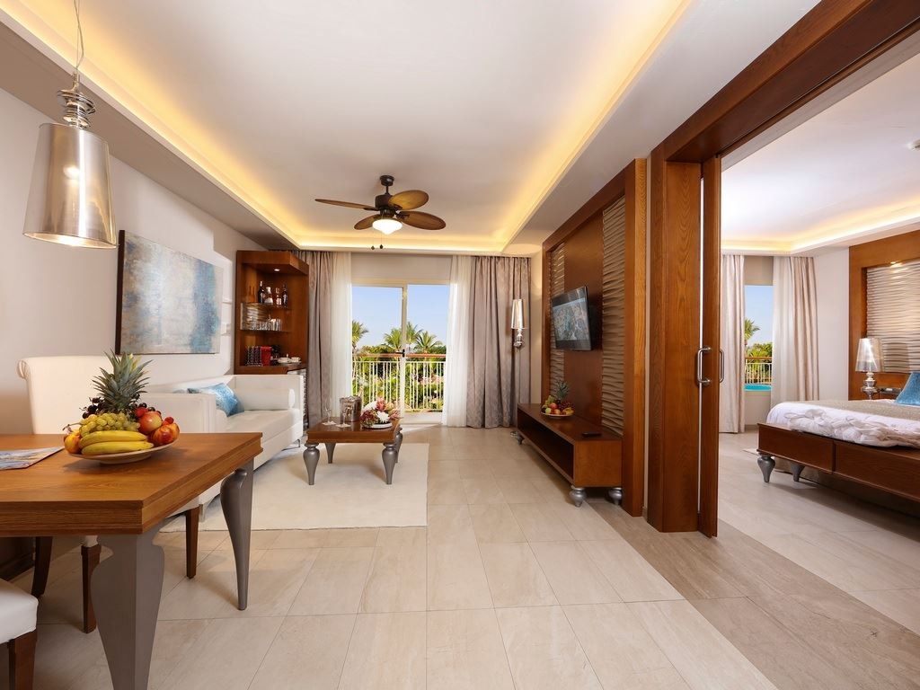 rooms-family-suite-outdoor-jacuzzi