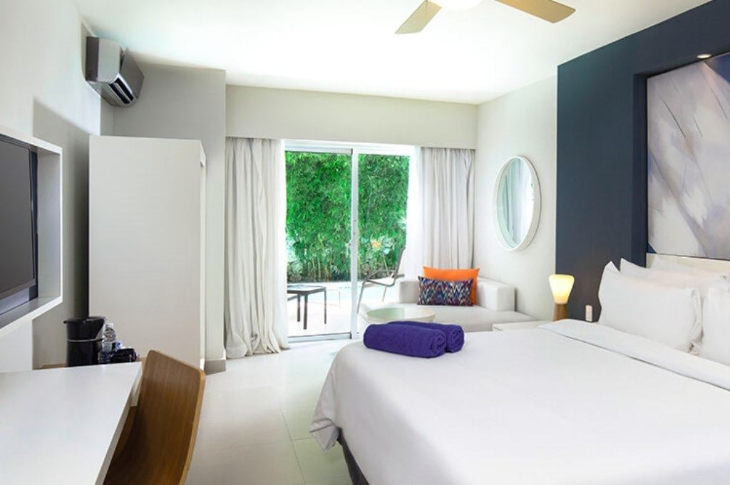 rooms-essentia-swim-out-room