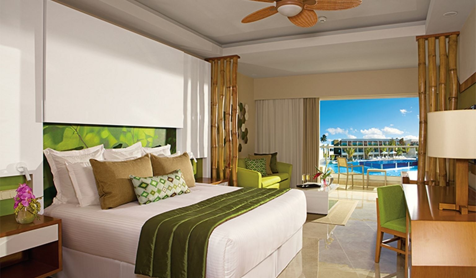 rooms-preferred-club-junior-suite-pool-view