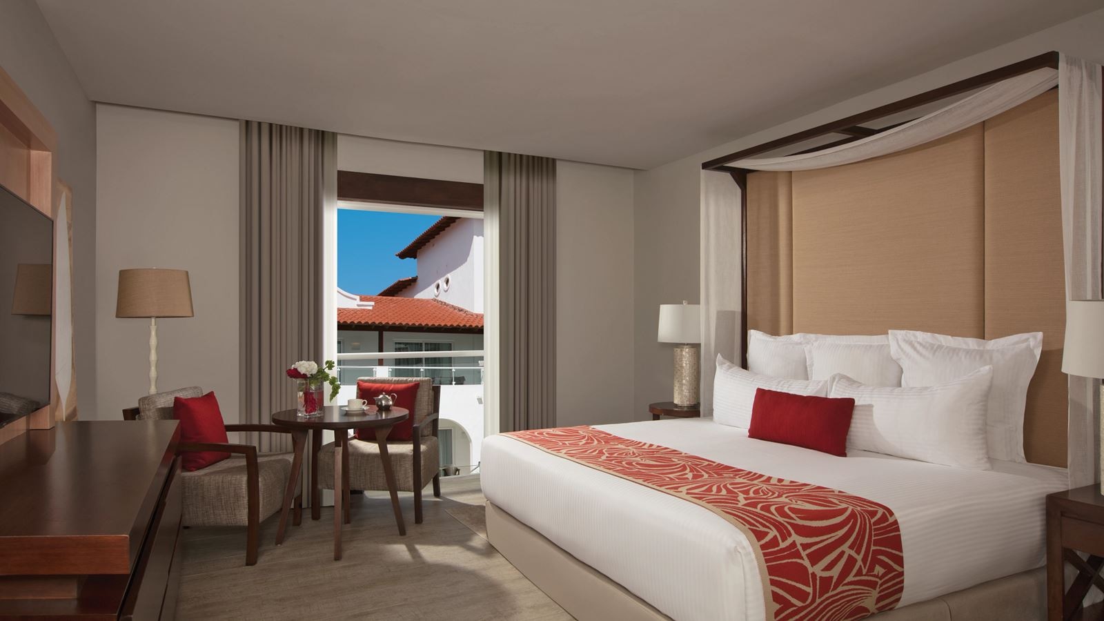 rooms-preferred-club-suite-tropical-view