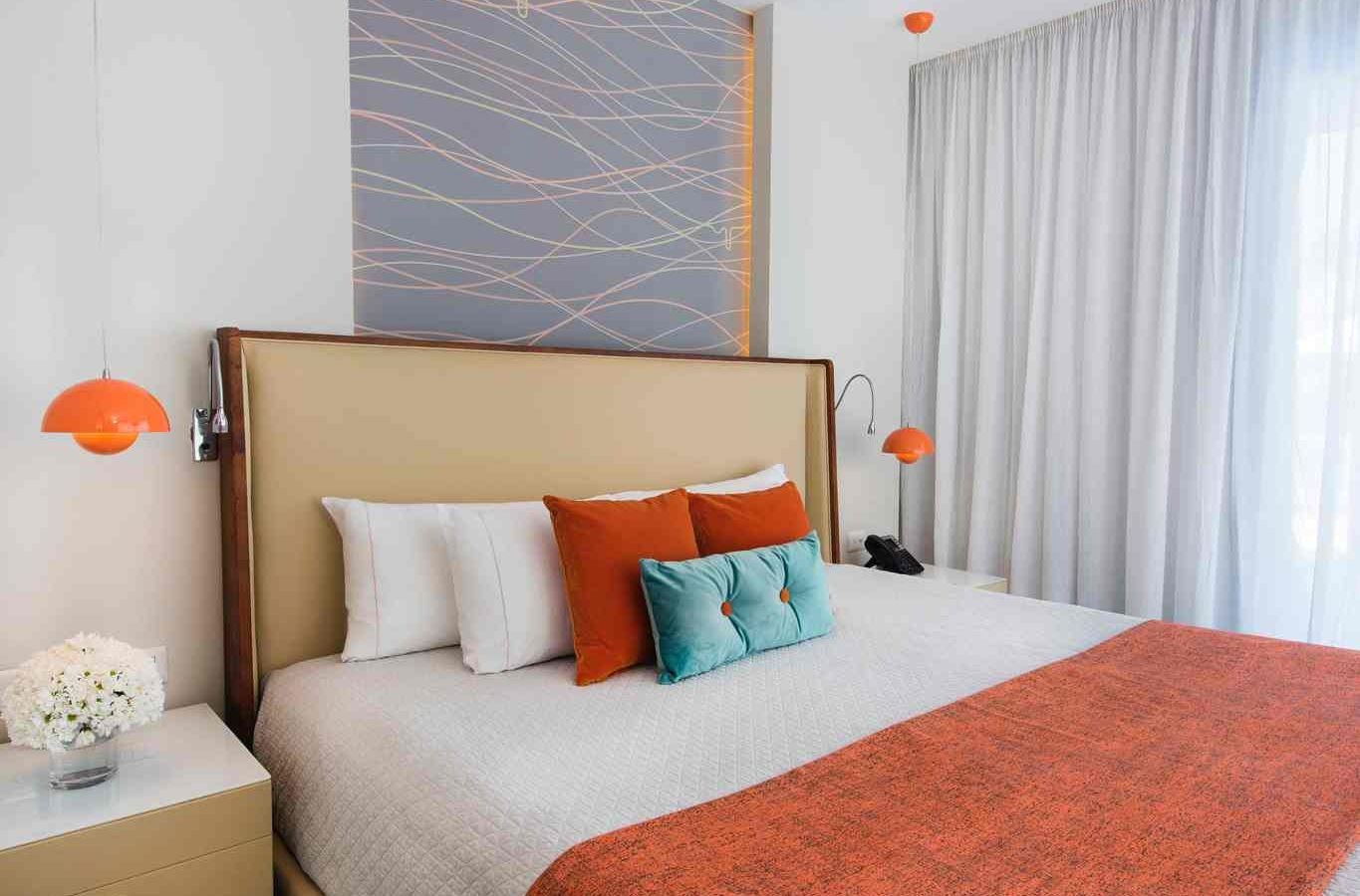 rooms-swank-wraparound-swimup-suite