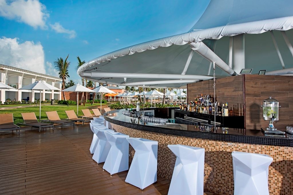 bars-jazmin-swimup-bar--deck