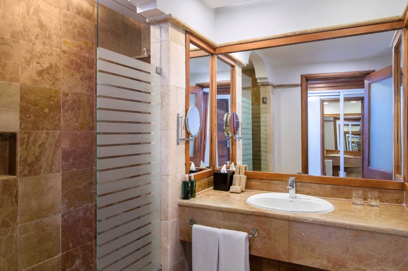 rooms-the-level-suite-tropical-palms