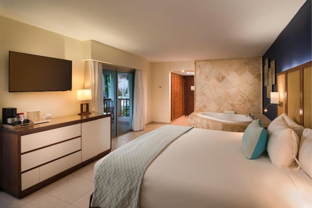 rooms-junior-suite-premium-tropical-view-with-jacuzzi