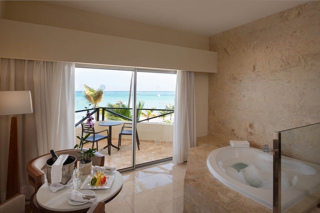 rooms-junior-suite-premium-ocean-view-with-jacuzzi