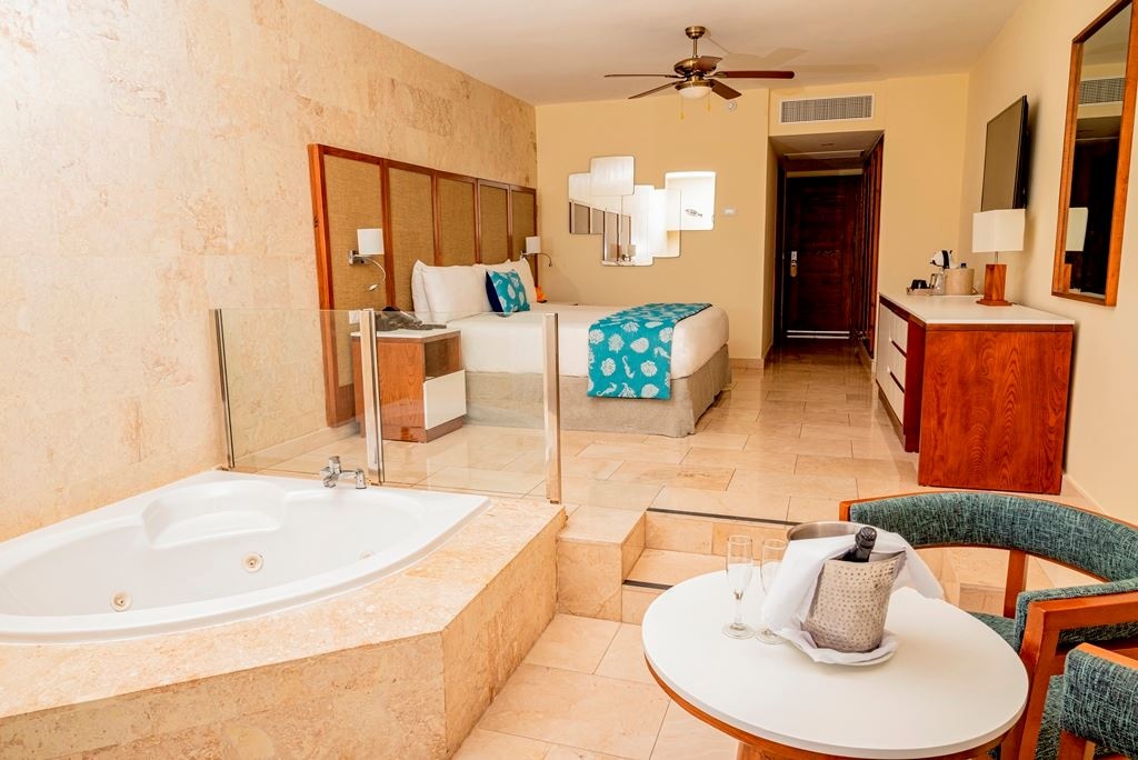 rooms-junior-suite-premium-ocean-view-with-jacuzzi
