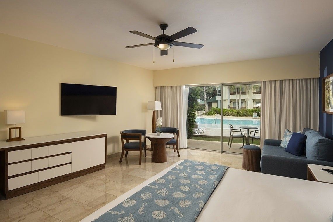 rooms-junior-suite-premium-pool-view