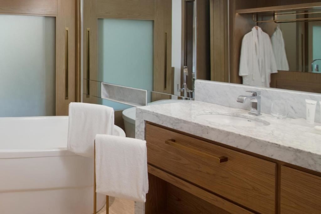 rooms-two-bedroom-master-suite