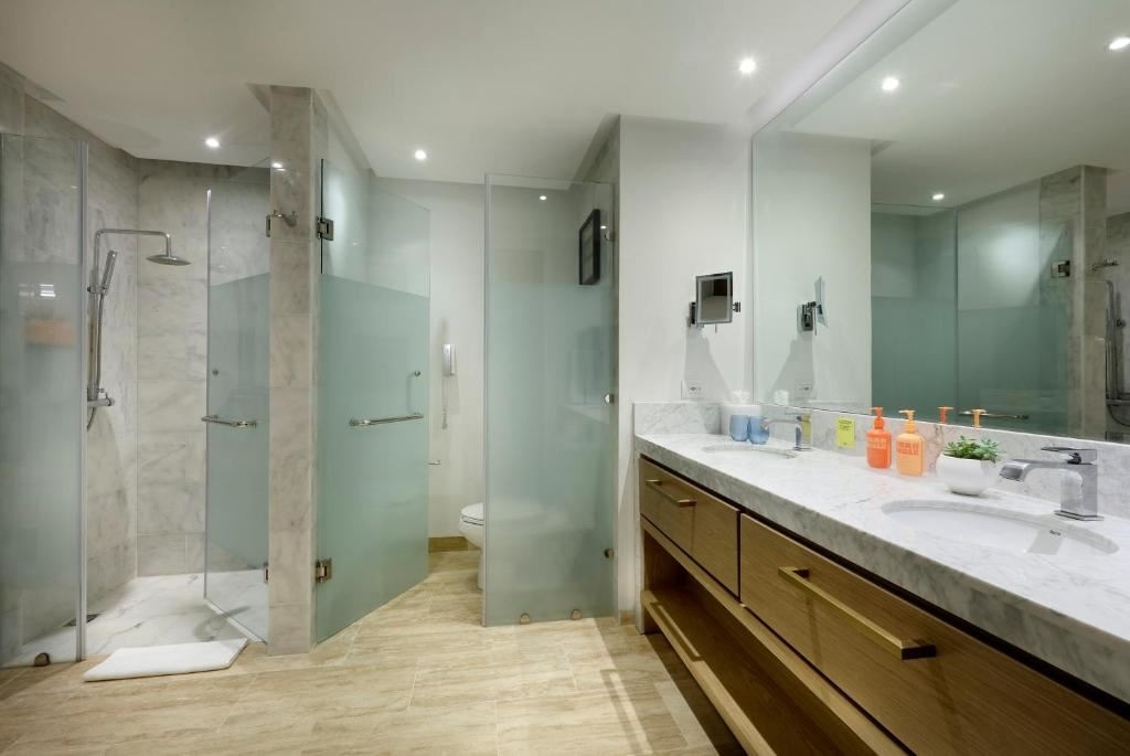 rooms-two-bedroom-master-suite