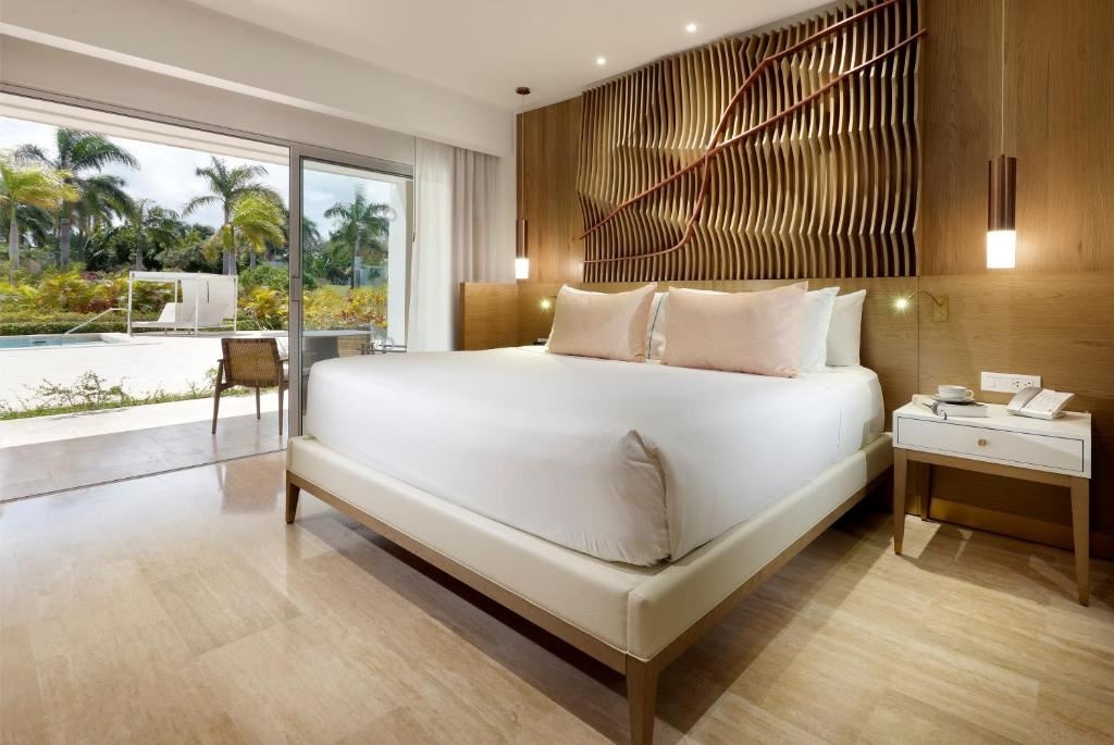 rooms-family-concierge-master-suite-swim-up