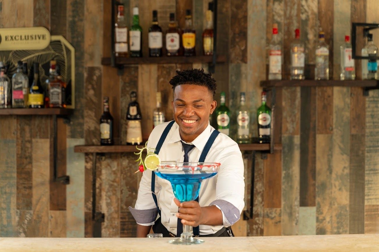 bars-margaritas-swim-up-bar-at-the-pool