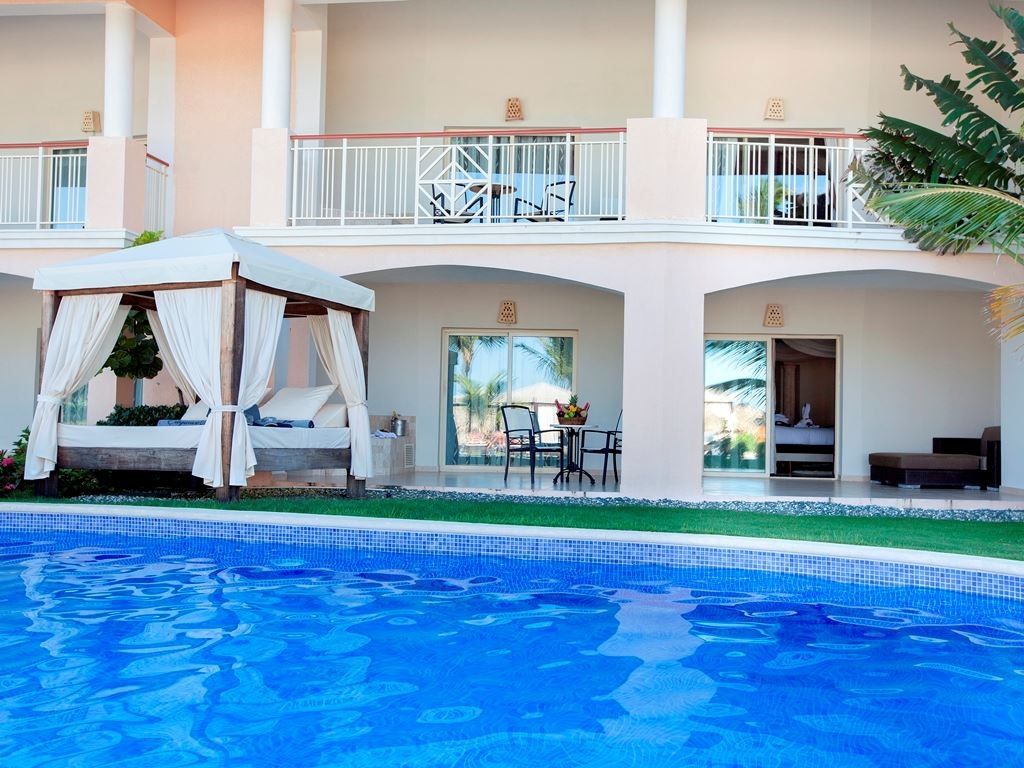 rooms-elegance-club-swim-up-suite-outdoor-jacuzzi