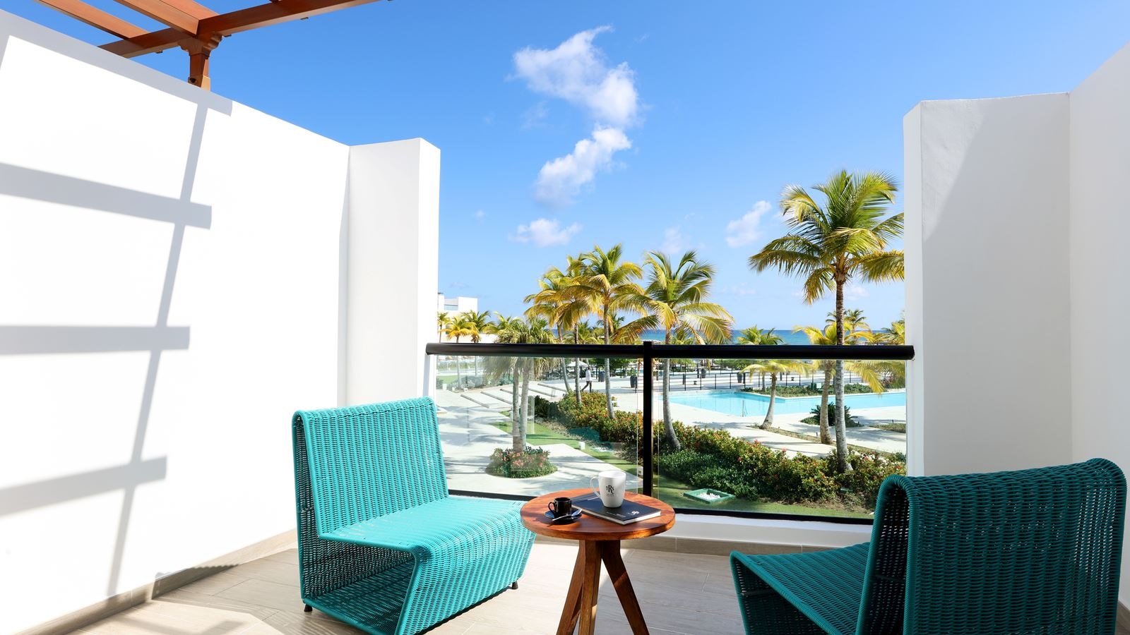 rooms-junior-suite-poolside-ocean-view