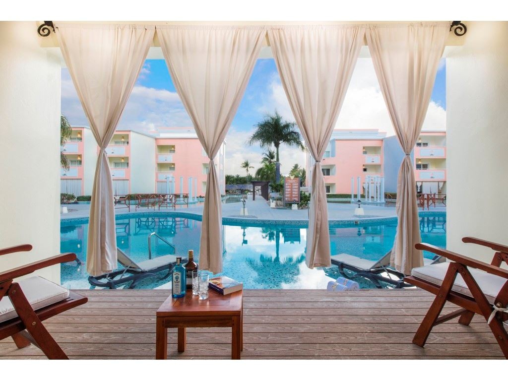 rooms-romance-suite-swim-up