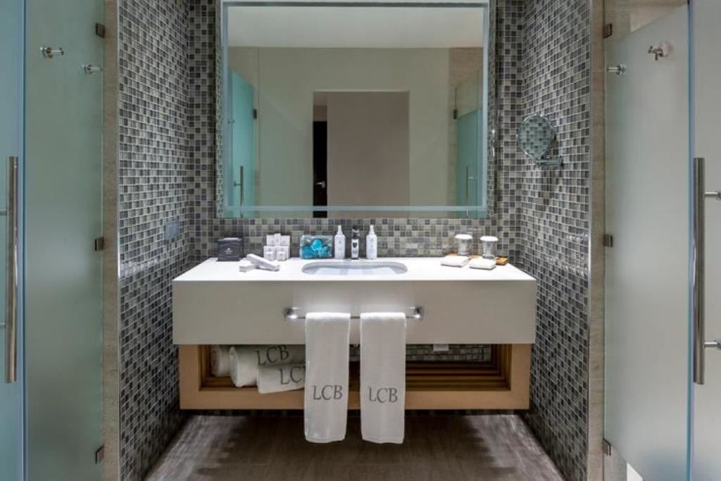 rooms-unique-king--swim-up-junior-suite