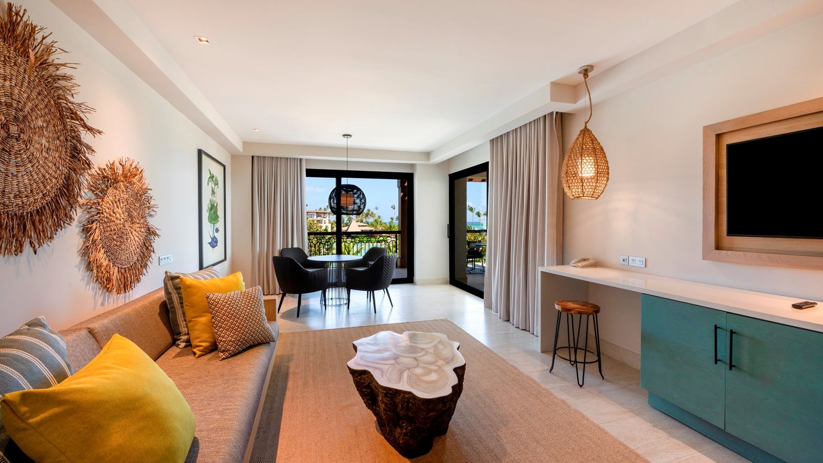 rooms-unique-corner-one-bedroom-suite-ocean-view