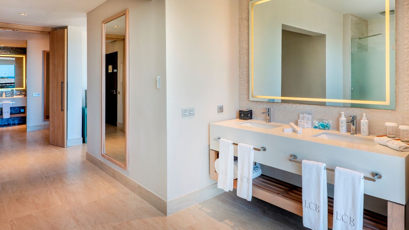 rooms-unique-corner-one-bedroom-suite-ocean-view