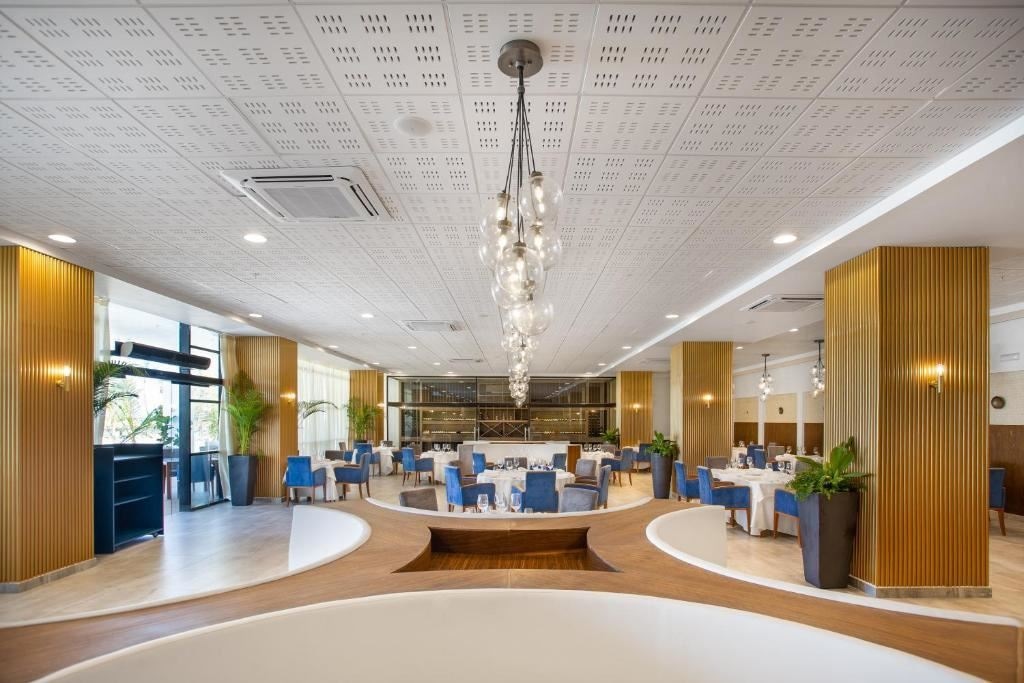 restaurants-main-building